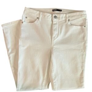 Simply Vera Vera Wang Skinny Jeans sz 8 - NWOT

Midrise and has some stretch